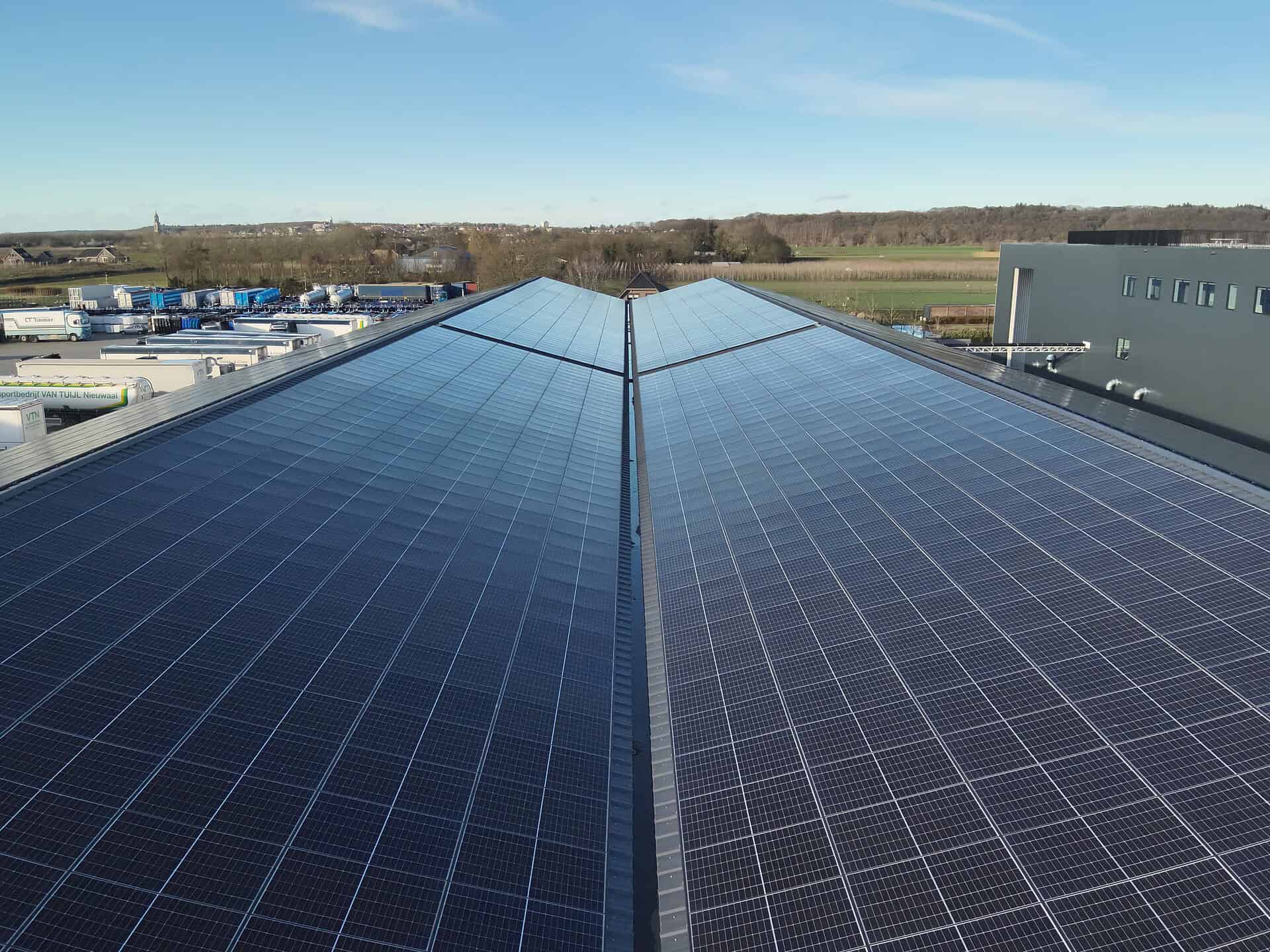 Detailopname van zonnepanelenmontage op sandwichdak voor optimale energieopbrengst