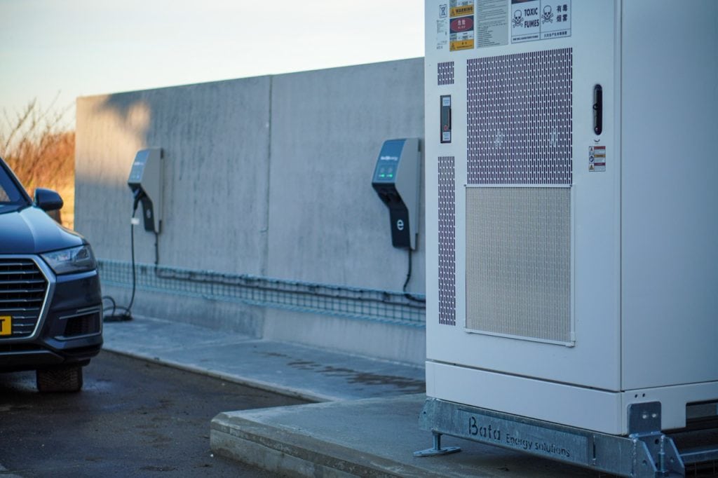 Accu-opslag en laadstations bij Bata Energy Solutions voor duurzame energieoplossingen.